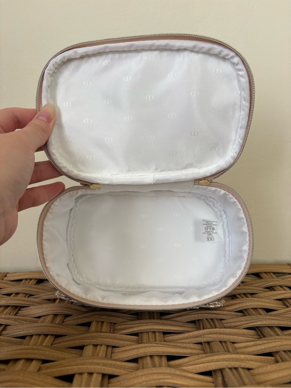 Dior Holiday 2025 cosmetic bag - Picture 5 of 7